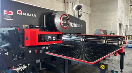 Comment le poinçonnage à tourelle CNC améliore-t-il l'efficacité de la production d'emboutissage de tôles ?